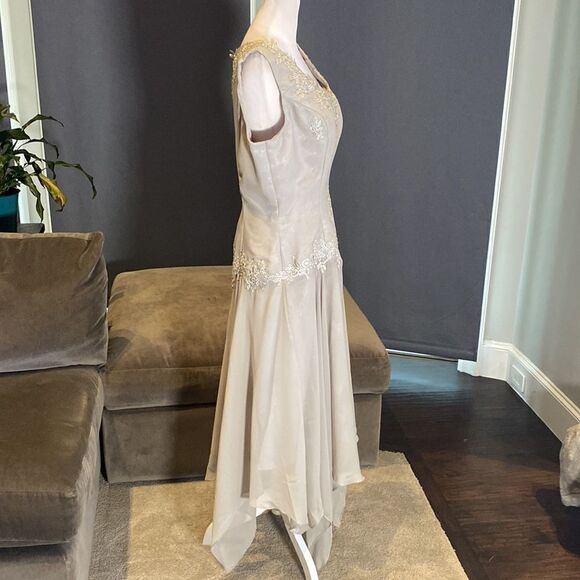Women’s Gray Chiffon Dress Zip Back Party Mother of the Bride Size 10 **READ - Picture 3 of 10